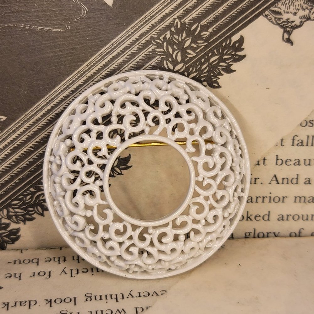 Vintage Signed TRIFARI CROWN Gold-tone White Enamel Round Shape Pin Brooch